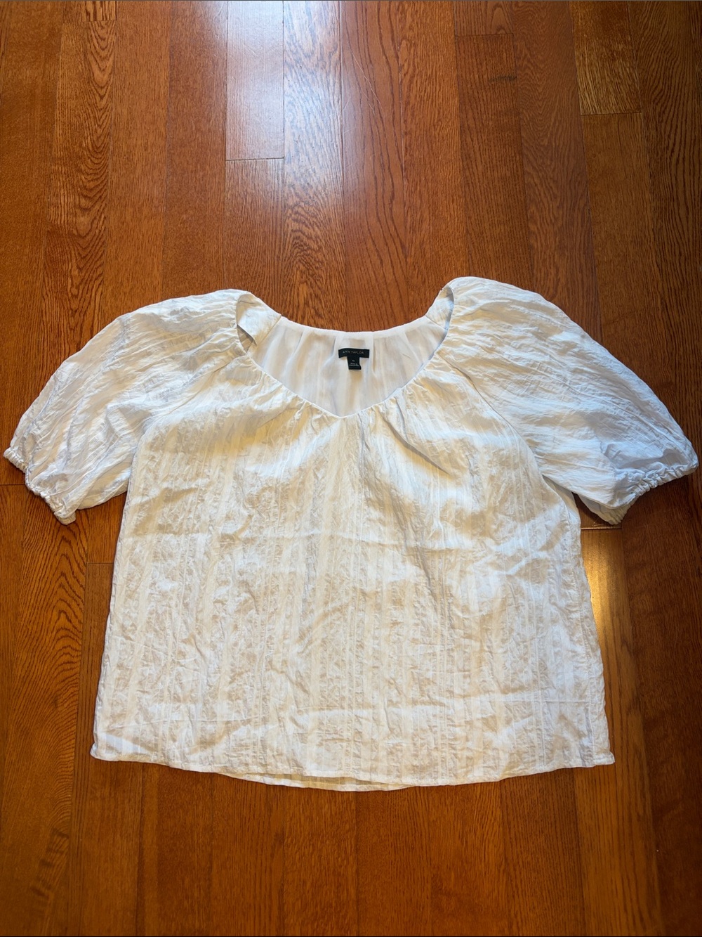 Ann Taylor White Puff Sleeve V-Neck Peasant Blouse size XS Dainty Cottagecore